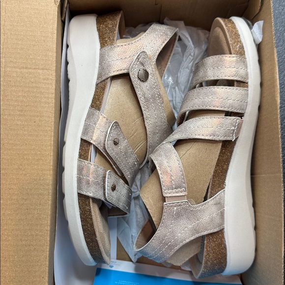 Clarks
Calenne Clara
Women's Heeled Sandals Metallic Strappy Sandals - Picture 8 of 11